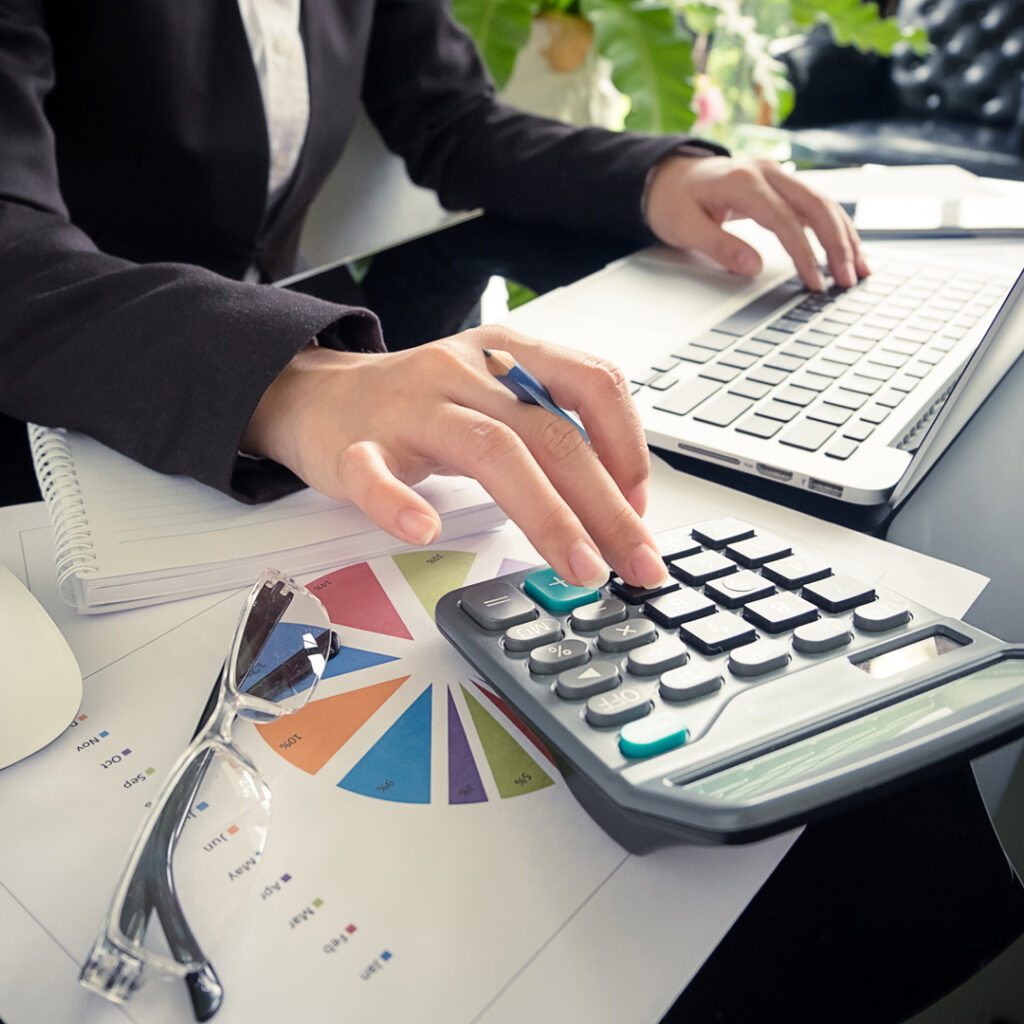 Ahorra tiempo en tareas administrativas como contabilidad, gestión de RRHH o cumplir con la legislación